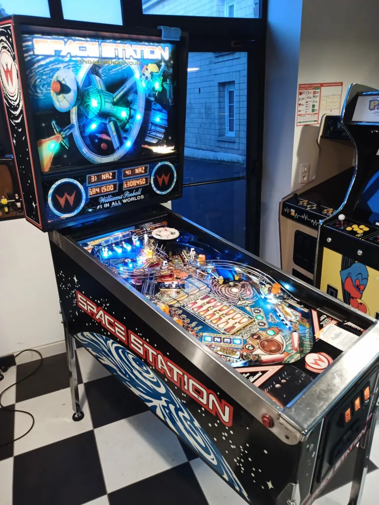 Flipper Williams Space Station 1987 - vue de côté -