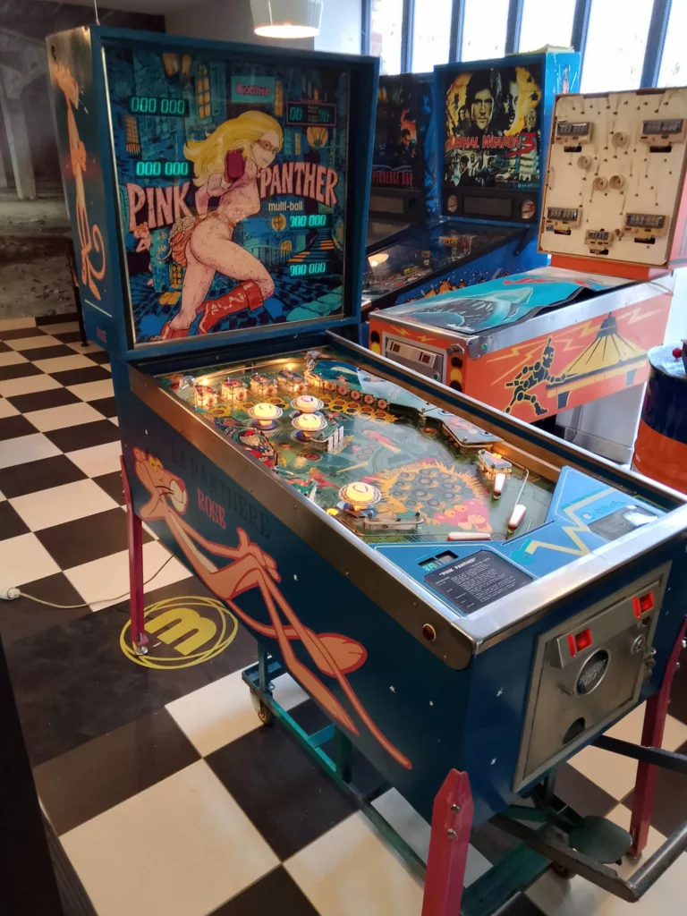 Flipper Gottlieb Pink Panther 1981 - vue de coté -