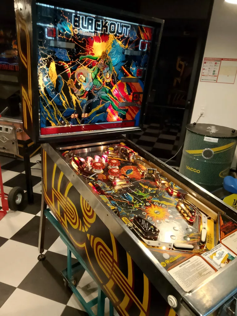 Flipper williams blackout 1980-vue de coté-